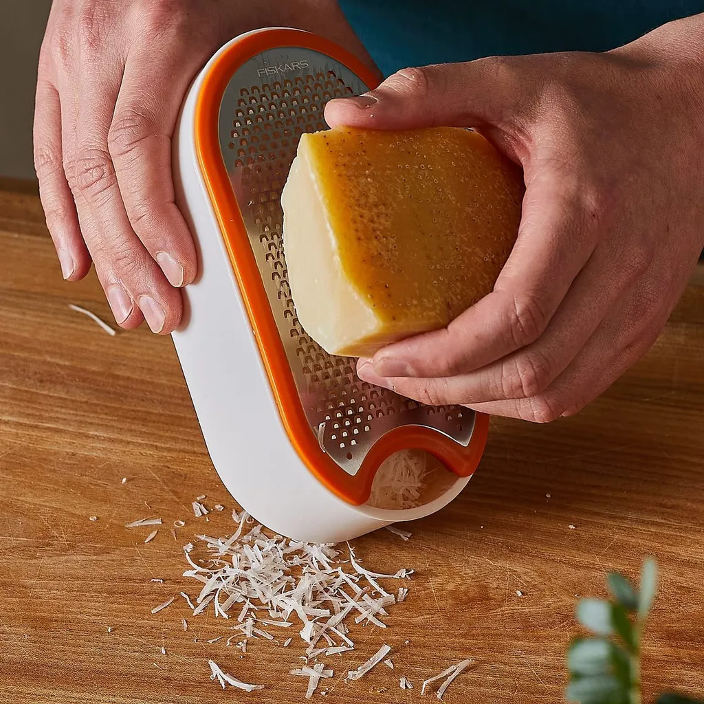 Fiskars FF Handreibe Mit Behälter, 1019530 3 Fiskars FF Handreibe Mit Behälter, 1019530 – Bild 3