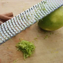 Zester, Hobel Reibe - Käsereibe, Parmesanreibe, Zitronenreibe - Küchenreibe Aus Edelstahl Mit Schutzabdeckung Und Silikon Griff | Schwarz 17 Zester, Hobel Reibe - Käsereibe, Parmesanreibe, Zitronenreibe - Küchenreibe Aus Edelstahl Mit Schutzabdeckung Und Silikon Griff | Schwarz -Leonardo Verkäufe 10fd6d757dbe8391ba17e279e182c5ec 1