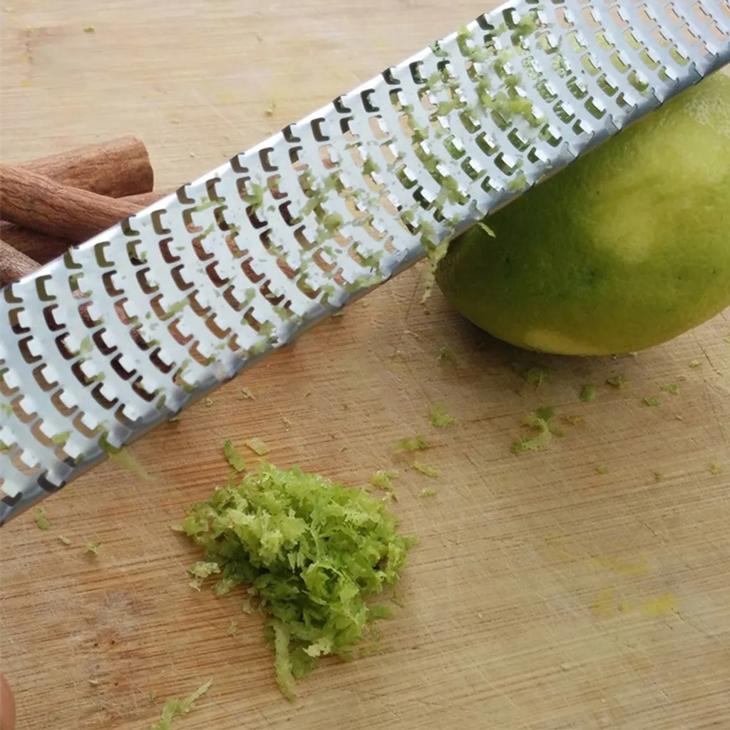 Zester, Hobel Reibe - Käsereibe, Parmesanreibe, Zitronenreibe - Küchenreibe Aus Edelstahl Mit Schutzabdeckung Und Silikon Griff | Schwarz 9 Zester, Hobel Reibe - Käsereibe, Parmesanreibe, Zitronenreibe - Küchenreibe Aus Edelstahl Mit Schutzabdeckung Und Silikon Griff | Schwarz – Bild 9