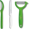 Victorinox 3-TLG. Universalschäler Set Für Obst Gemüse, Extra Scharf, Zackenschliff, Zweischneidig, Ergonomischer Griff (Grün / Weiß)