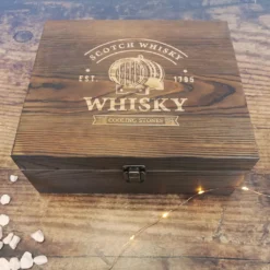 Whisky Geschenk-Set Mit 2 Gläsern, Eiswürfeln Aus Edelstahl, Zange, Samtbeutel In Einer Schönen Holzbox -Leonardo Verkäufe 15225e0acc60b7695d96410036b36fbc