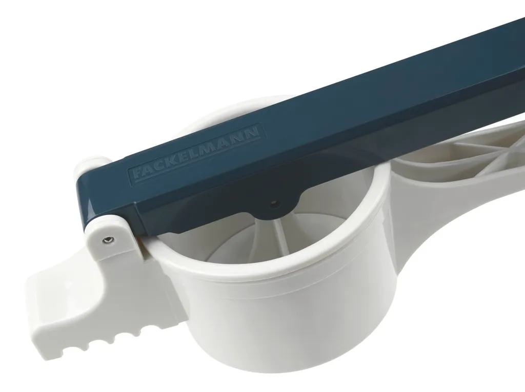 Fackelmann Spätzlepresse Easyprepare, Kortoffelpresse Mit 3 Austauschbaren Lochscheiben, Presse Mit 4 Verschiedenen Auflagehaken, Hochwetiger Kartoffelstampfer (Farbe: Weiß / Blau-Grau), 1 X 4 Teile 5 Fackelmann Spätzlepresse Easyprepare, Kortoffelpresse Mit 3 Austauschbaren Lochscheiben, Presse Mit 4 Verschiedenen Auflagehaken, Hochwetiger Kartoffelstampfer (Farbe: Weiß / Blau-Grau), 1 X 4 Teile – Bild 5