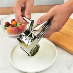 Käsereibe Edelstahl, Käsereibe Mit Kurbel Gemüse Kaese Cutter Käseraspel Käsereiben Mit 4 Ersatzköpfe -Leonardo Verkäufe 30f777368f1fcac65bd6f1bc3c430a34 1