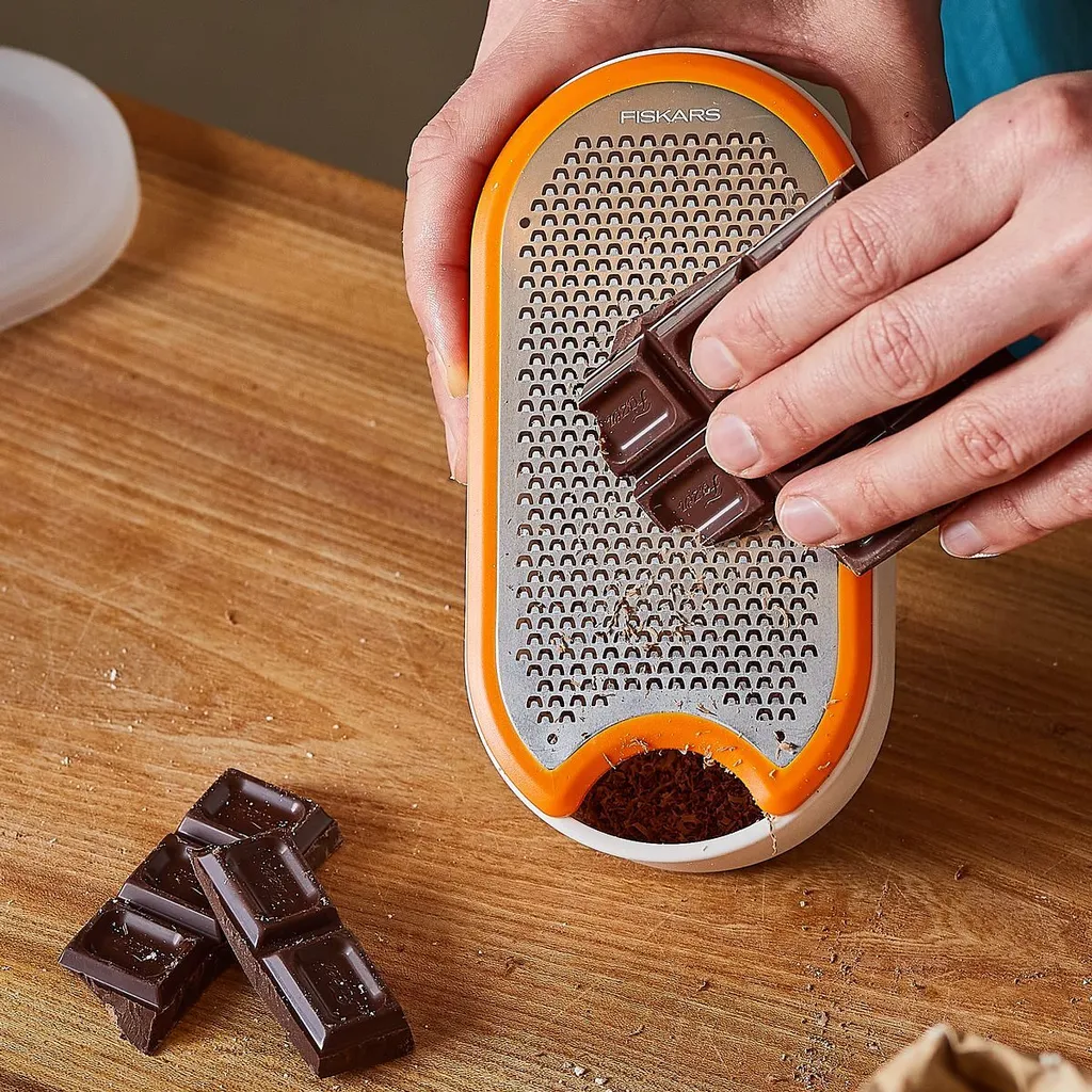 Fiskars FF Handreibe Mit Behälter, 1019530 2 Fiskars FF Handreibe Mit Behälter, 1019530 – Bild 2