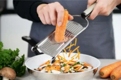 Genius Nicer Dicer Speed Set 7-tlg Gemüsehobel - Gemüseschneider Mit 3 Einsätzen & Schneidguthalter | Parmesanreibe, Juliennereibe Und V-Hobel -Leonardo Verkäufe 654e379383331e758797c73499bcea11 1