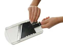 Fackelmann Dick-/Dünnschneider Mit Restehalter, Gemüseschneider Mit Zweiseitiger Edelstahl-Klinge, Hochwertiger Gemüsehobel (Farbe: Weiß/Schwarz), Menge: 1 Stück 12 Fackelmann Dick-/Dünnschneider Mit Restehalter, Gemüseschneider Mit Zweiseitiger Edelstahl-Klinge, Hochwertiger Gemüsehobel (Farbe: Weiß/Schwarz), Menge: 1 Stück -Leonardo Verkäufe 66d538f7d78c0bdece414112526a0f63