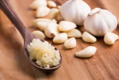 Deiss PRO Knoblauchpresse Und Silikon-Knoblauchschäler-Set - Bestes Werkzeug Zum Sekundenschnellen Zerkleinern Von Knoblauch Und Ingwer - Rostfreier Edelstahl Und Extrem Leicht Zu Reinigen - Spülmaschinenfest -Leonardo Verkäufe 6780a0f54a6985531124e94c81385f6f