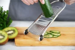 Genius Nicer Dicer Speed Set 7-tlg Gemüsehobel - Gemüseschneider Mit 3 Einsätzen & Schneidguthalter | Parmesanreibe, Juliennereibe Und V-Hobel -Leonardo Verkäufe 734b177b04c812e647d8f86e4cd17ba2 1