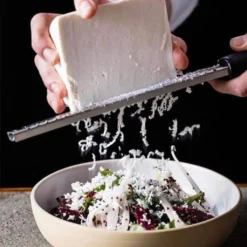 Zitronenreibe Aus Edelstahl | Parmesanreibe [Länge - 32,5 Cm] | Ingwerreibe | Multifunktionaler Zester Reibe [Farbe - Schwarz] - Muskatnuss Reibe | Hobel Reibe Für Schokolade, Käse, Kokosnuss -Leonardo Verkäufe aef4e9ae6096b91ba61fd2641af88f6c