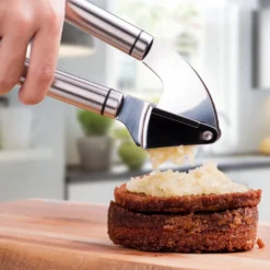 Deiss PRO Knoblauchpresse Und Silikon-Knoblauchschäler-Set - Bestes Werkzeug Zum Sekundenschnellen Zerkleinern Von Knoblauch Und Ingwer - Rostfreier Edelstahl Und Extrem Leicht Zu Reinigen - Spülmaschinenfest -Leonardo Verkäufe b20861f53889c50bfde5f9116c0e893e