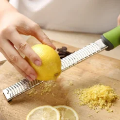 Muskatreibe: Parmesanreibe Feinreibe Rasiermesserscharf, Photo-geätzt, Edelstahl (Stabreibe) -Leonardo Verkäufe b25b7f7b825d27cb01487a58a12ccdcc