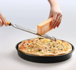 DEISS PRO Käsereibe - Parmesankäse, Zitrone, Ingwer, Knoblauch, Muskatnuss, Schokolade, Gemüse, Früchte - Rasiermesserscharfe Edelstahlklinge, Breit, Spülmaschinenfest -Leonardo Verkäufe bc2cde12a494de586d569f7f46ee57e4