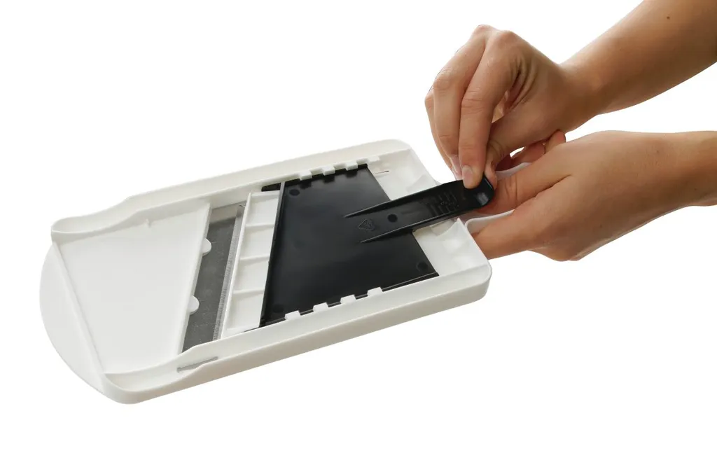 Fackelmann Dick-/Dünnschneider Mit Restehalter, Gemüseschneider Mit Zweiseitiger Edelstahl-Klinge, Hochwertiger Gemüsehobel (Farbe: Weiß/Schwarz), Menge: 1 Stück 5 Fackelmann Dick-/Dünnschneider Mit Restehalter, Gemüseschneider Mit Zweiseitiger Edelstahl-Klinge, Hochwertiger Gemüsehobel (Farbe: Weiß/Schwarz), Menge: 1 Stück – Bild 5