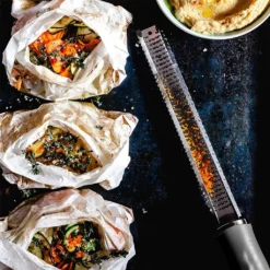 Zester, Hobel Reibe - Käsereibe, Parmesanreibe, Zitronenreibe - Küchenreibe Aus Edelstahl Mit Schutzabdeckung Und Silikon Griff | Schwarz 11 Zester, Hobel Reibe - Käsereibe, Parmesanreibe, Zitronenreibe - Küchenreibe Aus Edelstahl Mit Schutzabdeckung Und Silikon Griff | Schwarz -Leonardo Verkäufe d44258d7a223afd8d5a9de6c57767b11 1