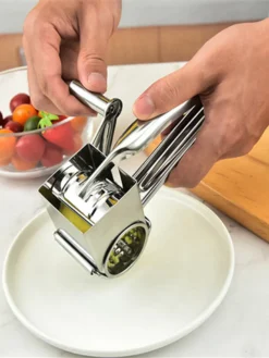 4 In 1 Edelstahl Manuelle Rotary Käsereibe Aus Edelstahl Gemüse Kaese Cutter Käseraspel Käsereiben Mit 4 Ersatzköpfe -Leonardo Verkäufe e4291afdc4cff0ef4b92a6d77c9fa012
