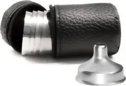 Outdoor Saxx® - 8-Teiliges Edelstahl-Becher Set, 6 Unzerbrechliche Schnaps-Becher, Schnaps-Gläser Aus Metall, Metall-Becher Mit Einfüll-Trichter Und Leder-Tasche, Ideales Flachmann-Zubehör -Leonardo Verkäufe ed918518910b20e93e9141176d19d5ef