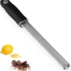 Zester, Hobel Reibe - Käsereibe, Parmesanreibe, Zitronenreibe - Küchenreibe Aus Edelstahl Mit Schutzabdeckung Und Silikon Griff | Schwarz