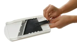 Fackelmann Dick-/Dünnschneider Mit Restehalter, Gemüseschneider Mit Zweiseitiger Edelstahl-Klinge, Hochwertiger Gemüsehobel (Farbe: Weiß/Schwarz), Menge: 1 Stück 13 Fackelmann Dick-/Dünnschneider Mit Restehalter, Gemüseschneider Mit Zweiseitiger Edelstahl-Klinge, Hochwertiger Gemüsehobel (Farbe: Weiß/Schwarz), Menge: 1 Stück -Leonardo Verkäufe fe35a4cab195001f235fc0cdb723620d